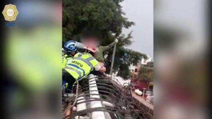 Paramedico evita suicidio de una niña