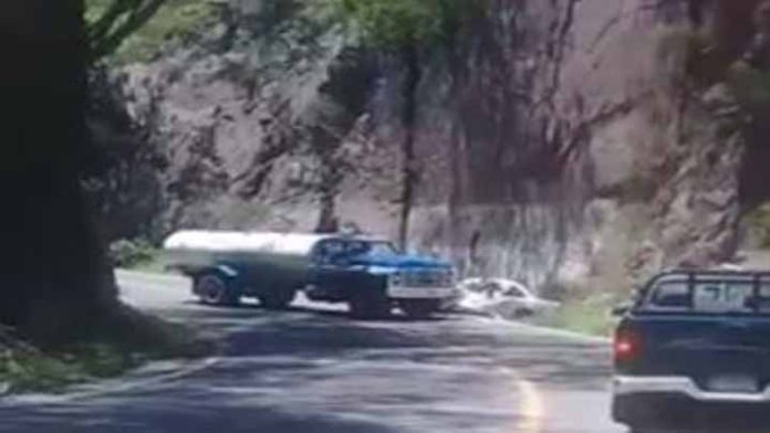 Pipa embiste a taxi, mata a chofer y pasajero en la Uruapan-Lombardía