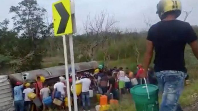 Explota pipa con gasolina mientras era ordeñada por varias personas