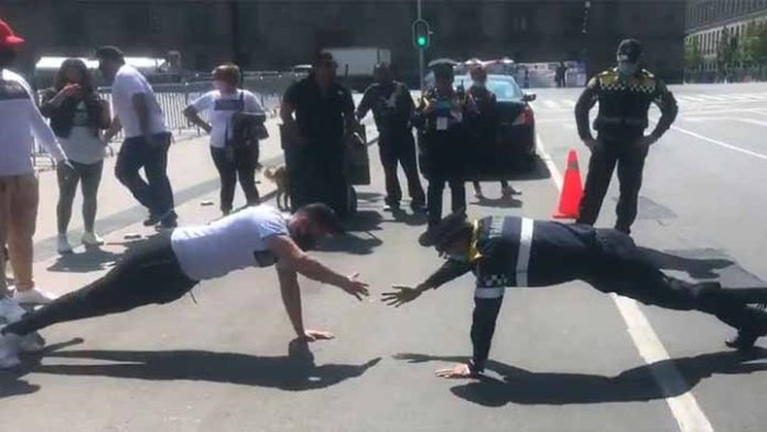Policía con prótesis vence a musculoso y se hace viral.