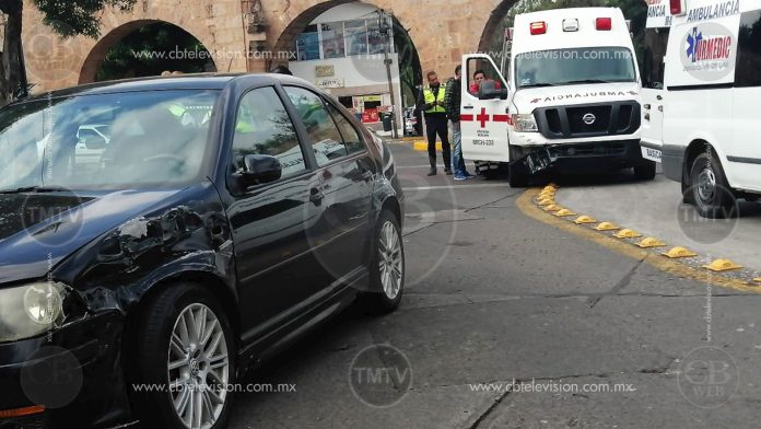 Colisionan automóvil contra ambulancia sobre Acueducto