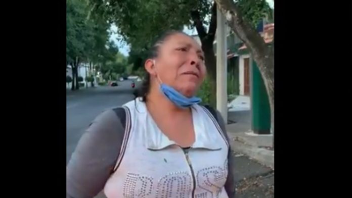 Entre lágrimas, relata cómo por salir a vender flores, uniformados la han golpeado y quitado su mercancía en tres ocasiones