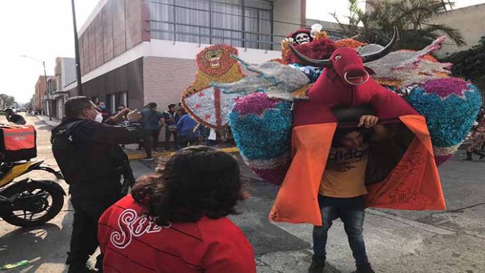 Seguidores de un “torito de petate” lesionan a un policía con un machete
