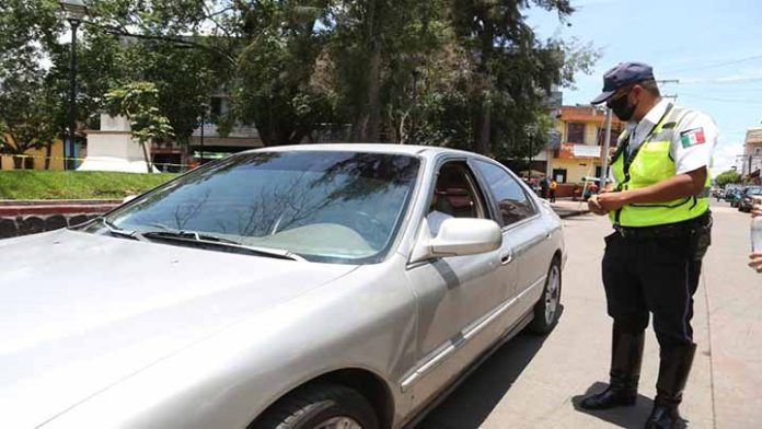 Si te sorprende un tránsito con el celular al conducir te multará con mil pesos
