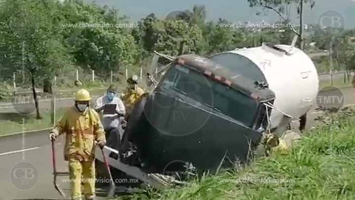 Pipa obstruye la salida carretera Morelia- Pátzcuaro