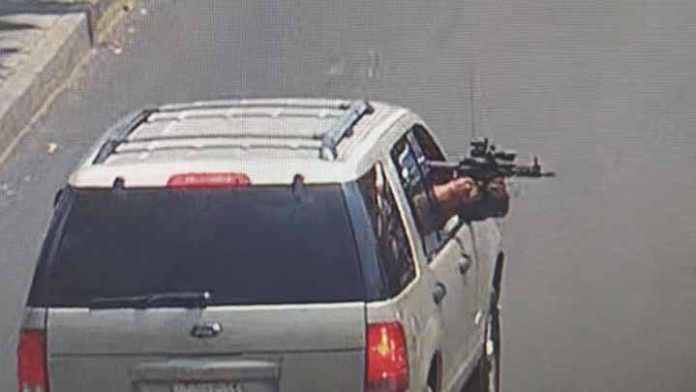 Desde una camioneta en movimiento disparan en Iztapalapa