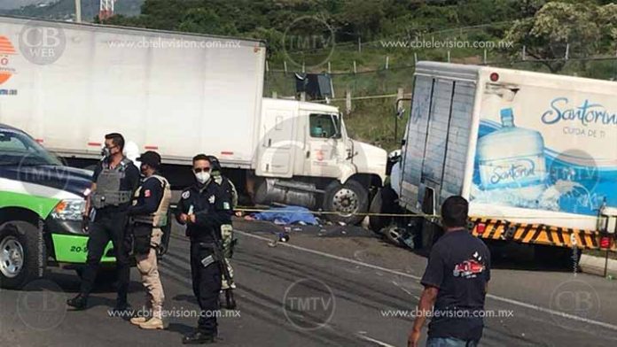 Motociclista queda debajo de un camión de Santorini en Morelia