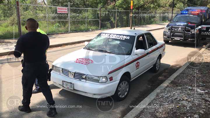 Choferes vandalizan taxi sobre Madero Poniente