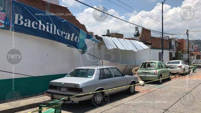 Colapsa barda de escuela y le cae a tres autos en Morelia