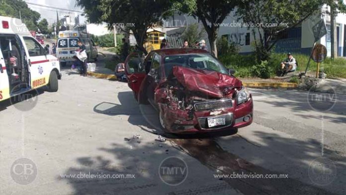 Colisiona una grúa y un auto en avenida La Joya, extreme precauciones
