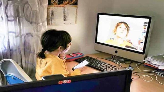 La asesinan enfrente de sus hijos durante clase en línea
