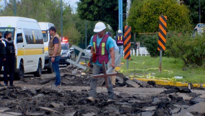 Transportistas impiden construcción de “cruce peatonal innecesario” frente a C.U