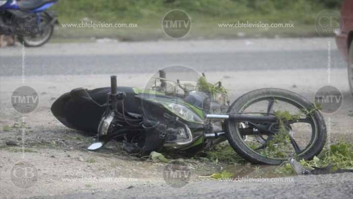Auto lanza a motociclista a charco de fango en LC