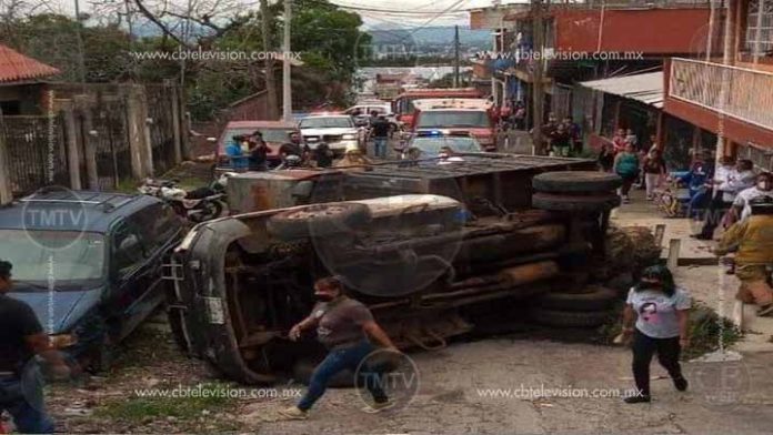 Camioneta con basura vuelca en el Barrio de San Pedro