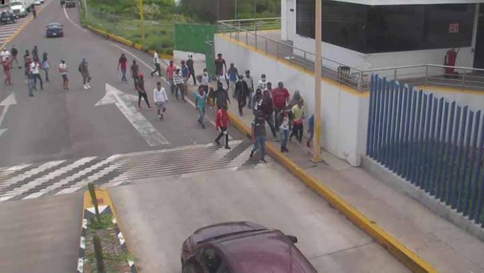 Normalistas de Arteaga exigen cuota “voluntaria” en la Siglo XXI