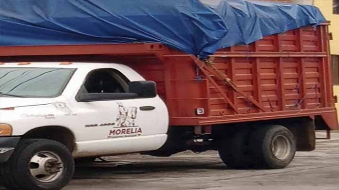 Utilizan camioneta del Ayuntamiento de Morelia para realizar mudanza