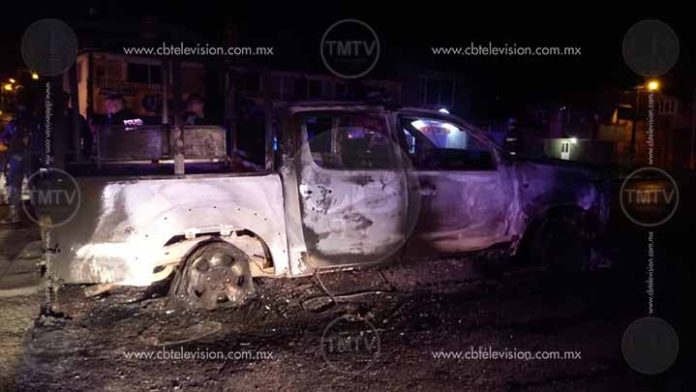 Sicarios le queman dos patrullas a la policía de Ciudad Hidalgo