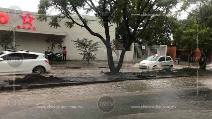 Intensa lluvia genera encharcamientos en Morelia