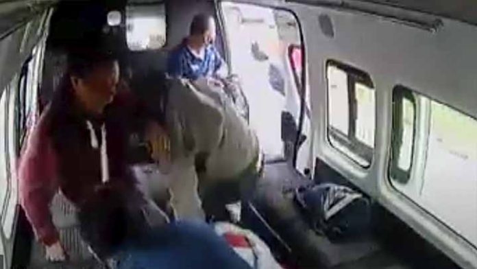 Pasajeros de una combi logran retener a un asaltante y lo golpean