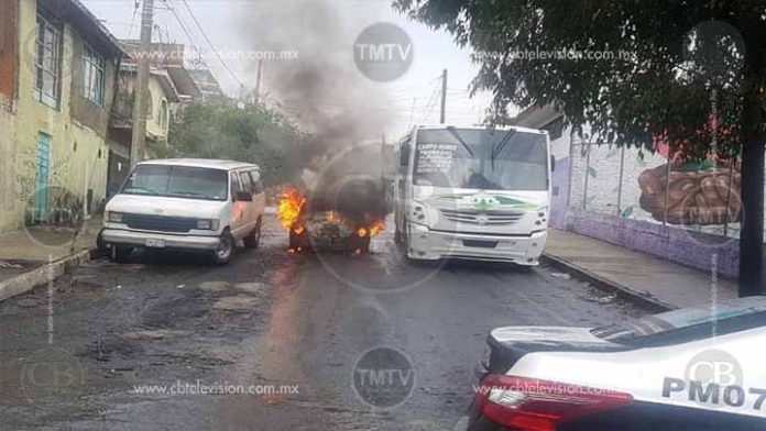 Se le prende el “vocho” y termina calcinado en Morelia