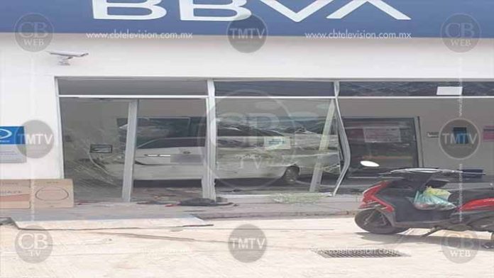 Taxi termina dentro de un banco en el centro de Apatzingán