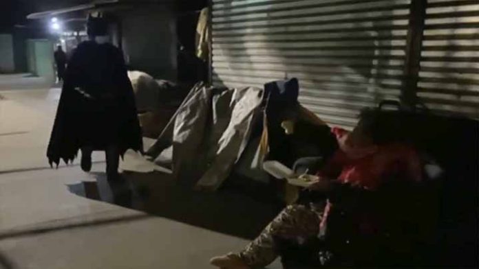 El Batman chileno regala comida a las personas en situación calle