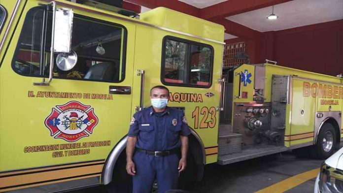 Sin miedo, bombero decidió enfrentarse a las llamas a sus 53 años de edad
