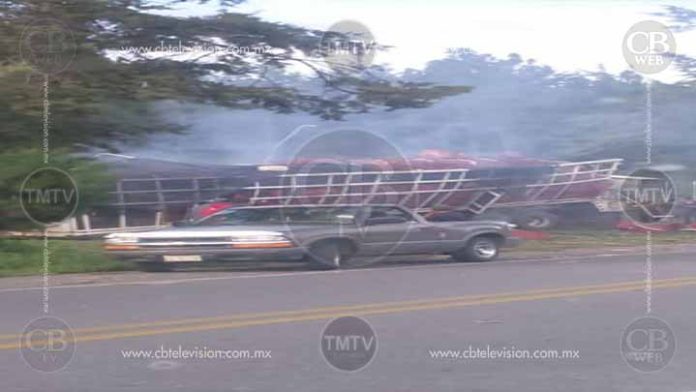 Incendian trailer cargado con aguacate en Uruapan