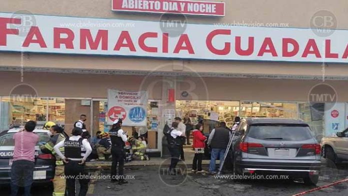 Camioneta se mete a una farmacia Guadalajara en la Av. Camelinas