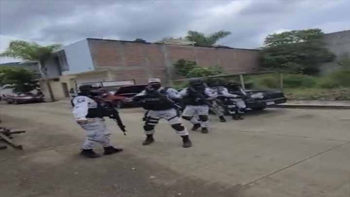 Personal de la Guardia Nacional (GN), fue encarada por habitantes de Los Reyes, Michoacán quienes l