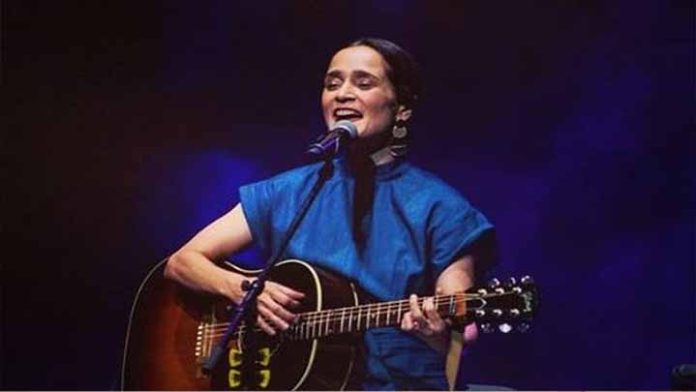 Julieta Venegas llora en concierto en streaming por mensaje de su mamá