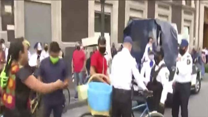 Policías de la cdmx le tiran su canasta a #LadyTacos