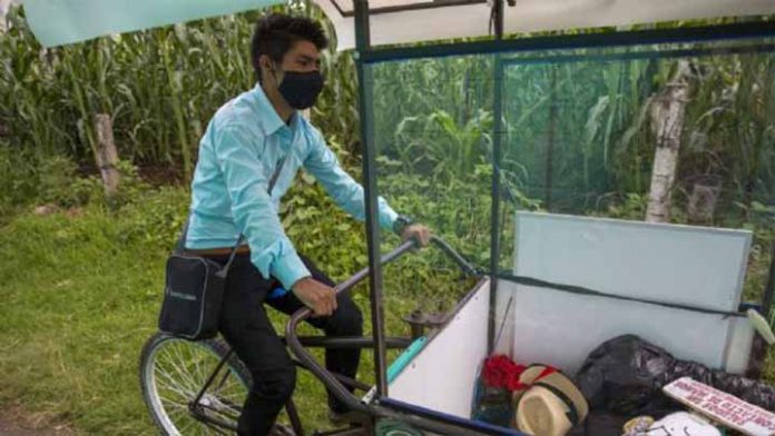 Maestro da clases a niños sin internet, a bordo de un triciclo