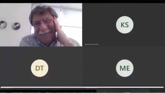 Maestro al borde del llanto conmovido por el apoyo de sus alumnos