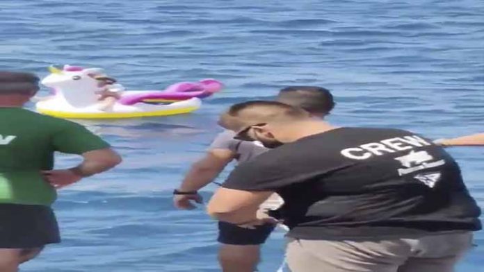 Rescatan a niña que se encontraba flotando en medio del mar