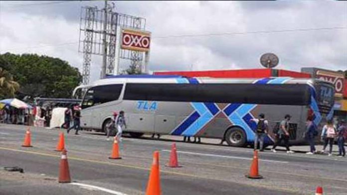 Presuntos normalistas secuestran autobús para ir a protestas