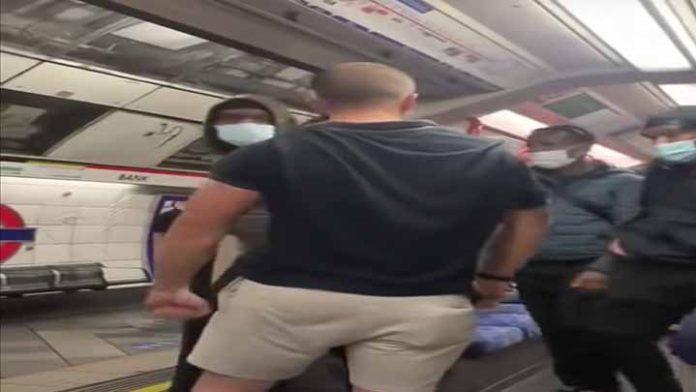 Racista insulta a grupo de afroamericanos y termina noqueado