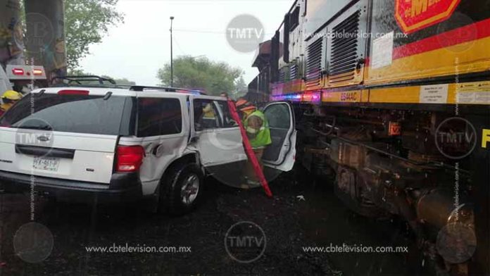 Tren se lleva una camioneta en Morelia; hay dos heridos