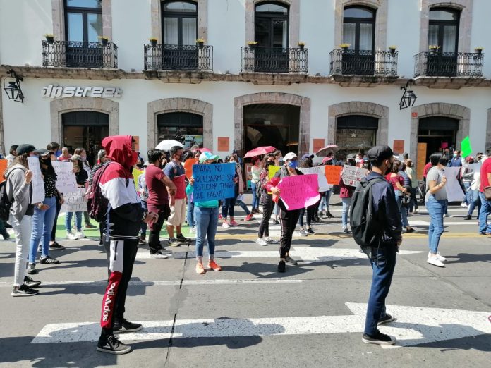 Padres de familia de rechazados a normales, desmienten a la SEE