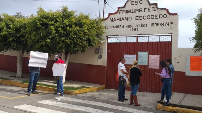 Por cobro excesivo de cuotas, padres de familia toman escuela primaria