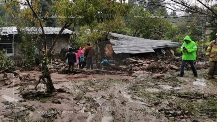 Se deslava cerro y se lleva cuatro casas en Zitácuaro