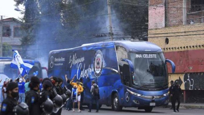 Afición del Cruz Azul se reúne en el Azteca pese a la pandemia