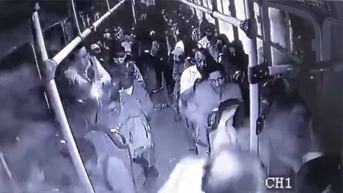 Muere heroico policía en tiroteo en un autobús durante un asalto