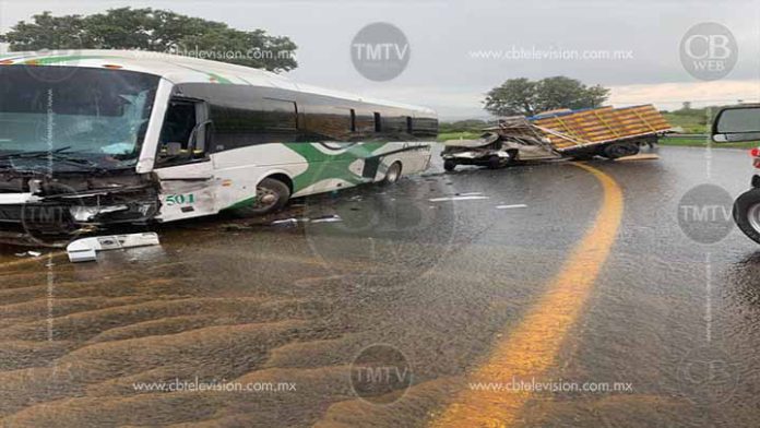 Dos heridos graves deja choque de autobús y camioneta en Zacapu