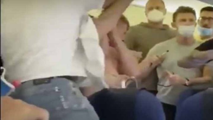 Golpean a pasajero de un avión por negarse a utilizar cubrebocas