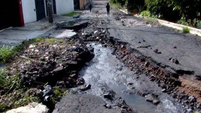 Calle queda destrozada por fuertes lluvias; Fraccionamiento Defensores de Puebla