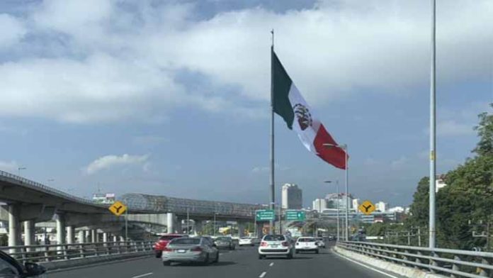 Colocan bandera de México de cabeza y causa indignación en redes