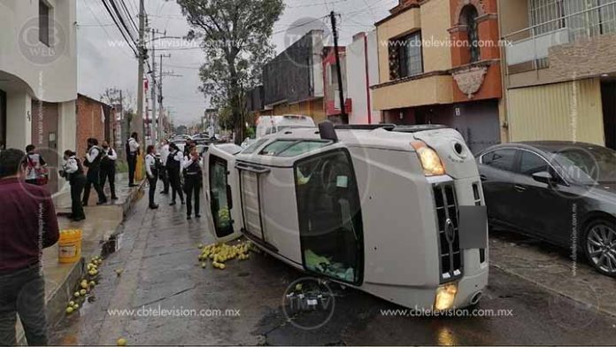 Vuelca camioneta Casa Mata de la Chapultepec Sur