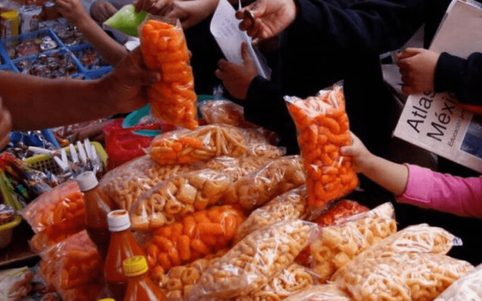 Aprueban ley que prohíbe vender comida chatarra en escuelas
