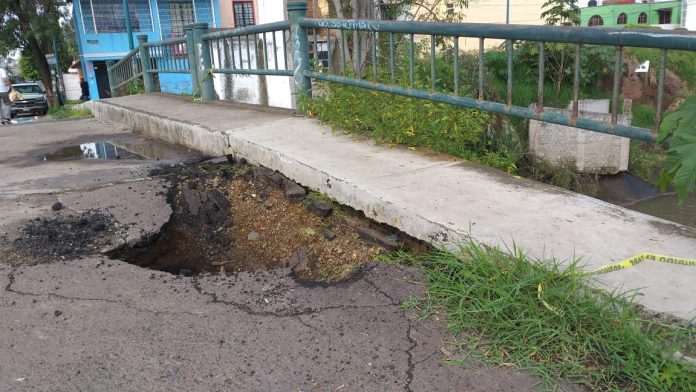 Puente vehicular al borde del colapso en la colonia Torremolinos